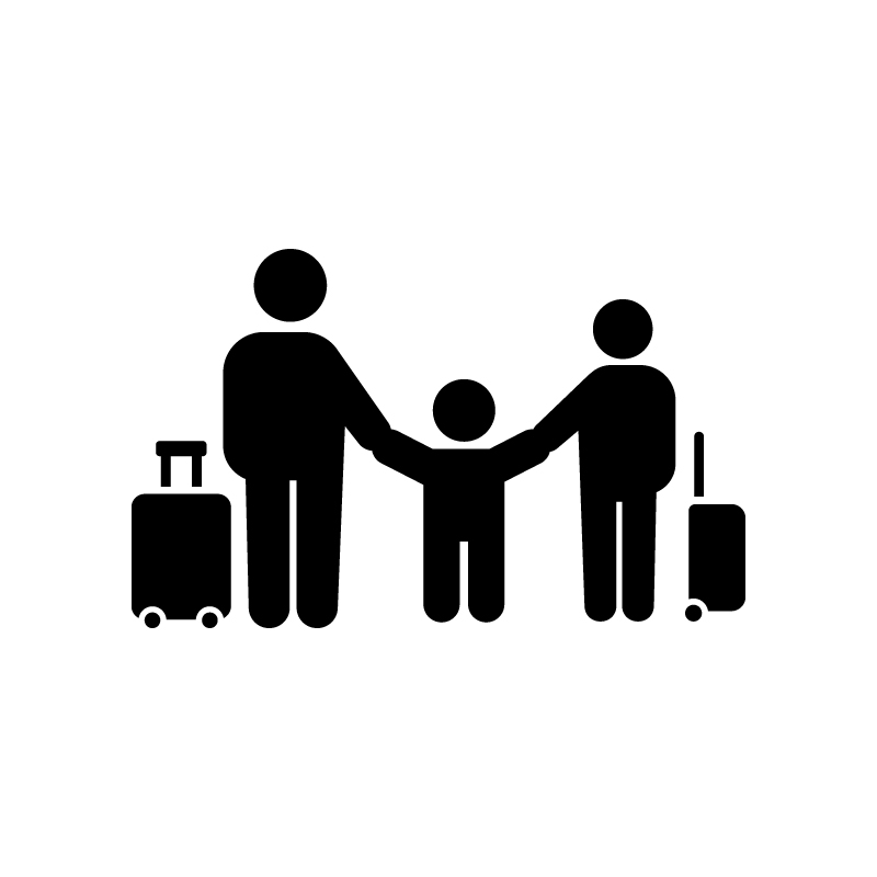 SILHOUETTE ILLUSTの家族旅行を表すシルエットイラスト、スーツケースを持った両親と子どものシルエット